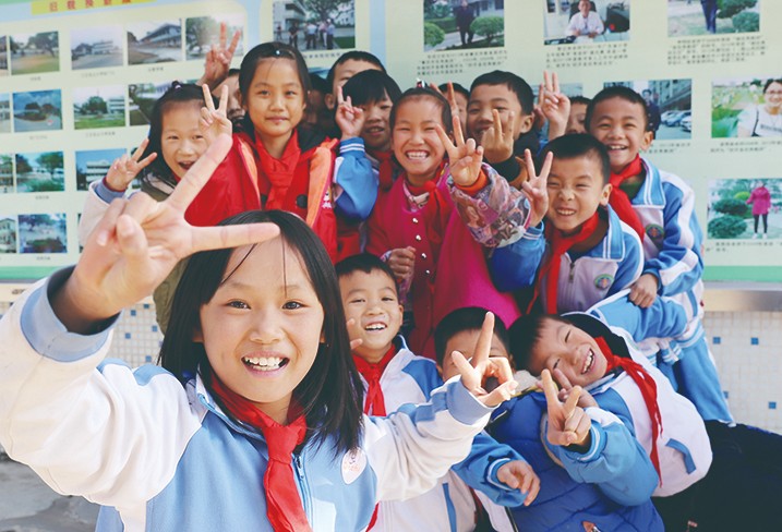 12月5日至16日、12日至13日，集團分別委派總裁辦公室主任蔣永林及集團品牌管理部總經理李啟清，會同廣東省教育基金會許懷升秘書長、副秘書長雷國增等相關領導，一起前往我集團捐建的學校，為優秀師生和家庭