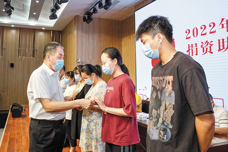 8月29日，我集團在橋頭鎮中心小學舉行了2022年捐資助學金發放儀式，向22名橋頭籍困難家庭在讀大學生發放助學金16.88萬元。